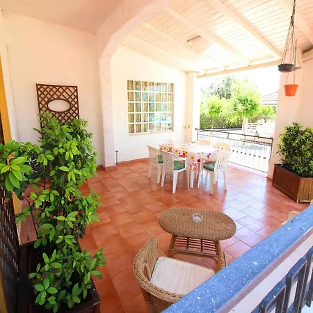 Spacious With A Large Veranda And Pool 플로리디아