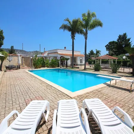 Spacious With A Large Veranda And Pool 펜션 *