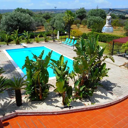 Spacious With A Large Veranda And Pool