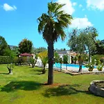 Spacious With A Large Veranda And Pool Feriehus Floridia