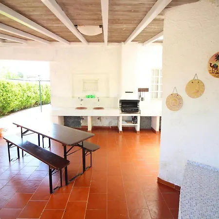Spacious With A Large Veranda And Pool Prázdninový dům