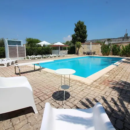 Spacious With A Large Veranda And Pool Дом отдыха *