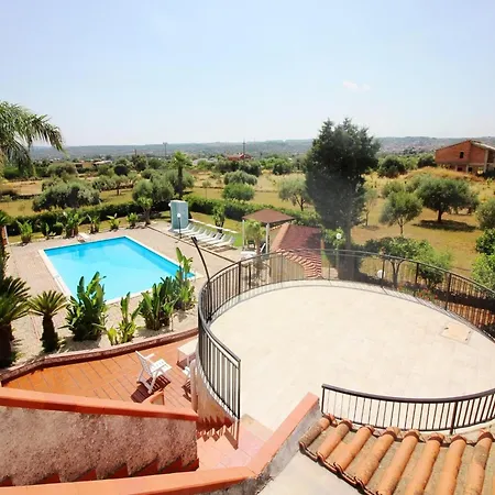 Spacious With A Large Veranda And Pool Дом отдыха